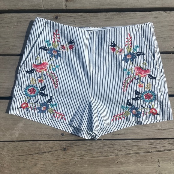 LOFT PINSTRIPE FLORAL EMBROIDERED SHORTS SIZE 4 - Picture 1 of 6